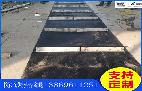 不銹鋼除鐵器皮帶廠家服務(wù)湖南皮帶懸掛式除鐵器，除鐵器卸鐵皮帶主要是安裝在各個(gè)型號(hào)的電磁、永磁自卸式除鐵器上，當(dāng)輸料皮帶上的散狀物料經(jīng)過自卸除鐵器底部時(shí)，混雜在物料中的鐵磁性雜質(zhì)在除鐵器磁芯強(qiáng)大的磁場力作用下被吸附到除鐵器卸鐵皮帶上，由不停運(yùn)轉(zhuǎn)的卸鐵皮帶將吸附住的鐵雜質(zhì)刮出，卸進(jìn)集鐵箱，從而達(dá)到自動(dòng)連續(xù)除鐵的目的。無需人工清理，實(shí)現(xiàn)了自動(dòng)化除鐵。  一、不銹鋼除鐵器皮帶廠家服務(wù)湖南皮帶懸掛式除鐵器選型指南：  1.提供卸鐵皮帶準(zhǔn)確的帶寬、周長及厚度。  2.了解清楚所需卸鐵皮帶為一次性成型的環(huán)帶還是帶接頭式的，其次確認(rèn)卸鐵刮板為膠條一體式刮板還是不銹鋼刮板。  注：一般情況下，除鐵器生產(chǎn)廠家在生產(chǎn)除鐵器時(shí)用的是一次性成型的環(huán)帶，但用戶在后期更換時(shí)，一次性成型的環(huán)帶不方便更換及安裝，需將除鐵器大拆大卸，套上卸鐵皮帶之后，然后重新組裝，更換非常麻煩。帶接頭式的卸鐵皮帶就很大程度上解決了這一問題，省去了拆裝除鐵器的過程，只需要將皮帶安裝之后在接頭處對(duì)接即可,省時(shí)省力，結(jié)實(shí)耐用。  二、不銹鋼除鐵器皮帶廠家服務(wù)湖南皮帶懸掛式除鐵器  除鐵器接通電源后，勵(lì)磁系統(tǒng)產(chǎn)生強(qiáng)大的磁場，當(dāng)輸送機(jī)械上的散狀物料經(jīng)過除鐵器下方時(shí)，混雜在物料中的鐵磁性雜物，在除鐵器磁場力作用下被不斷吸起(鐵磁性雜物重量為0.1-25kg)，吸附在除鐵器下表面上，當(dāng)需要除去吸附在除鐵器上的鐵磁性雜物時(shí)，可將除鐵器移至集鐵箱上方，切斷勵(lì)磁電源設(shè)備磁場消失，鐵磁性雜物在重力作用下掉入集鐵箱中。