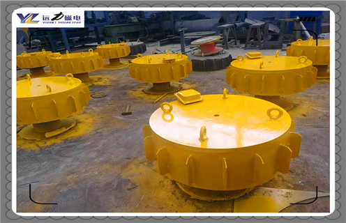 江西RCDC-8電磁除鐵器原理生產(chǎn)廠家_選型_河北江西RCDC-8電磁除鐵器原理生產(chǎn)廠家工作原理_價格，RCDC系列風(fēng)冷自卸式電磁除鐵器，是在RCDA系列風(fēng)冷懸掛式電磁除鐵器的基礎(chǔ)上增加了驅(qū)動電機(jī)、滾筒、帶刮板的卸鐵膠帶等組成的卸鐵機(jī)構(gòu)。在工作過程中卸鐵機(jī)構(gòu)自動將卸鐵皮帶上吸附的鐵磁性物質(zhì)拋到除鐵器以外的集鐵箱內(nèi)，無需停電人工清理，實現(xiàn)了除鐵自動化。  一、江西RCDC-8電磁除鐵器原理生產(chǎn)廠家_選型_河北江西RCDC-8電磁除鐵器原理生產(chǎn)廠家工作原理_價格  1、在鋼鐵廠、水泥廠、多用于礦渣除鐵和保護(hù)輥壓機(jī)、立磨、破碎機(jī)等重要設(shè)備。  2、計算機(jī)模擬設(shè)計。  3、結(jié)構(gòu)簡單，易維護(hù)。  4、磁場強(qiáng)、功率大、磁透深度大。  5、采用軸流風(fēng)機(jī)散熱線效果良好，電磁線圈溫升低。  6、用于輸送膠帶上任何物料的除鐵，對各種型號的破碎機(jī)、磨機(jī)等設(shè)備起著可靠的保護(hù)作用。
